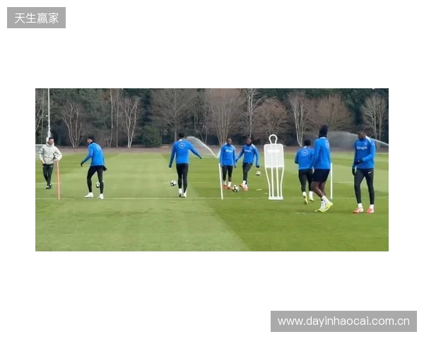 跟队：埃斯特旺参加了切尔西的公开训练，里斯、约恩森缺席